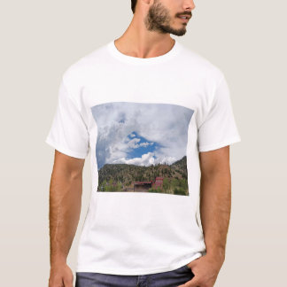 Malerische Bergstadtlandschaft mit roten Gebäuden, T-Shirt