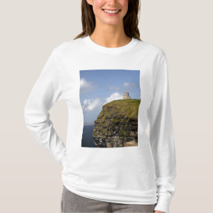 Malerische Klippen von Moher und O'Briens Turm. T-Shirt
