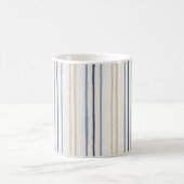 Malerische Küstenblaue- und Sand-Pinstripemuster Kaffeetasse (Mittel)