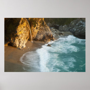 Malerische McWay Falls stürzt in den Strand und Poster