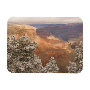Malerische schneebedeckte Winterlandschaft entlang Magnet