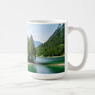 Malerische Sicht auf den schönen Bergsee Kaffeetasse