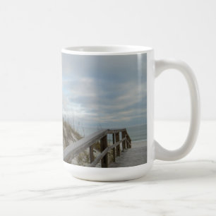 Malerische Strandpromenade auf einer Beach-Mug Kaffeetasse