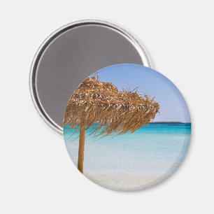 Malerische tropische Strand mit Strohdach-Schirm Magnet