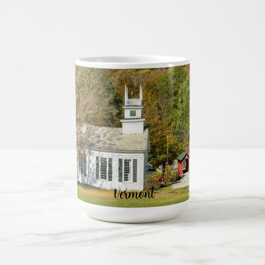 Malerische weiße Kirche und überdachte Brücke Kaffeetasse (Mittel)
