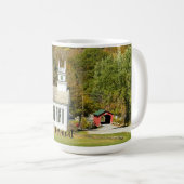Malerische weiße Kirche und überdachte Brücke Kaffeetasse (VorderseiteRechts)