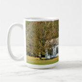 Malerische weiße Kirche und überdachte Brücke Kaffeetasse (Links)