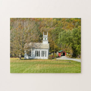 Malerische weiße Kirche und überdachte Brücke Puzzle