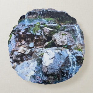 Malerischer Bergwasserfall - Wilde Natur Rumänien Rundes Kissen