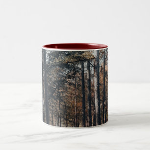 Malerischer entspannender Wald Zweifarbige Tasse