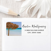 Malerischer tropischer Strand mit Strohdach-Schirm (Insitu)