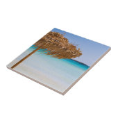 Malerischer tropischer Strand mit Strohdach-Schirm Fliese (Seite)