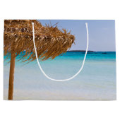 Malerischer tropischer Strand mit Strohdach-Schirm Große Geschenktüte (Vorderseite)
