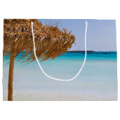 Malerischer tropischer Strand mit Strohdach-Schirm Große Geschenktüte (Rückseite)