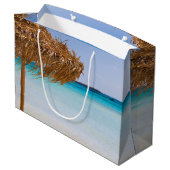 Malerischer tropischer Strand mit Strohdach-Schirm Große Geschenktüte (Rückseite Schrägansicht)