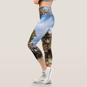 Malerisches Haus auf einem tropischen Korallenriff Capri Leggings