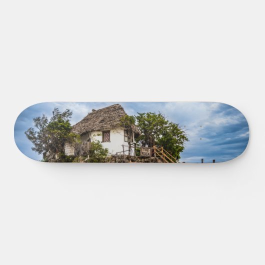 Malerisches Haus auf einem tropischen Korallenriff Skateboard (Horizontal)