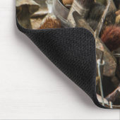 Malerpinsel und Malerpinsel in alten Holzkisten Mousepad (Ecke)