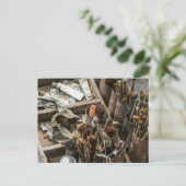 Malerpinsel und Malerpinsel in alten Holzkisten Postkarte (Stehend Vorderseite)