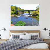 Malersche Brücke am Fluss Leinwanddruck (Insitu (Schlafzimmer))