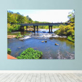 Malersche Brücke am Fluss Leinwanddruck (Insitu (Holzboden))