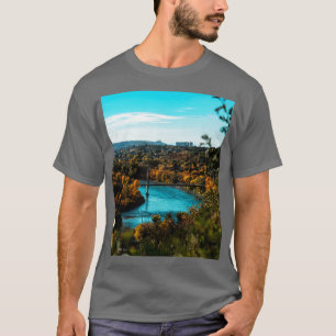 Malersische Herbstansicht einer Metallbrücke in Ba T-Shirt