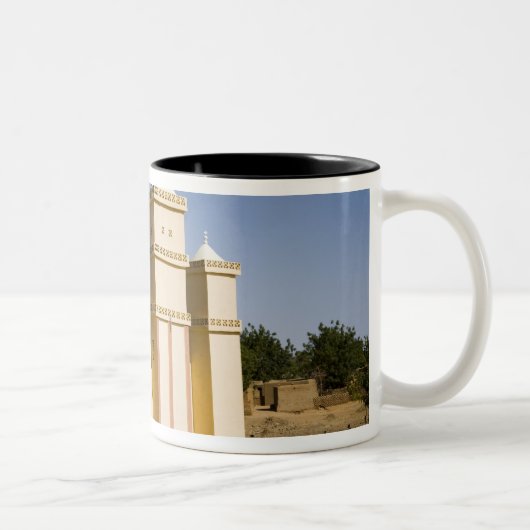 Mali, Bamako. Moschee, Bamako-Djenne-Straße Zweifarbige Tasse (Rechts)