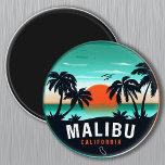 Malibu California Retro Sunset Tropical Souvenirs Magnet<br><div class="desc">Malibu California Retro Strand Design für Urlaub. Malibu USA Beaches Vintages Souvenir für Reisen auf die Insel USA. Malibu Strandkunst für kalifornische Urlauber und Rucksacktouristen. Malibu in den USA Retro-Souvenir. Design für Backpacker und Reisen nach Kalifornien. USA Insel mit Strand Vintage Souvenirs für Badeurlauber.</div>