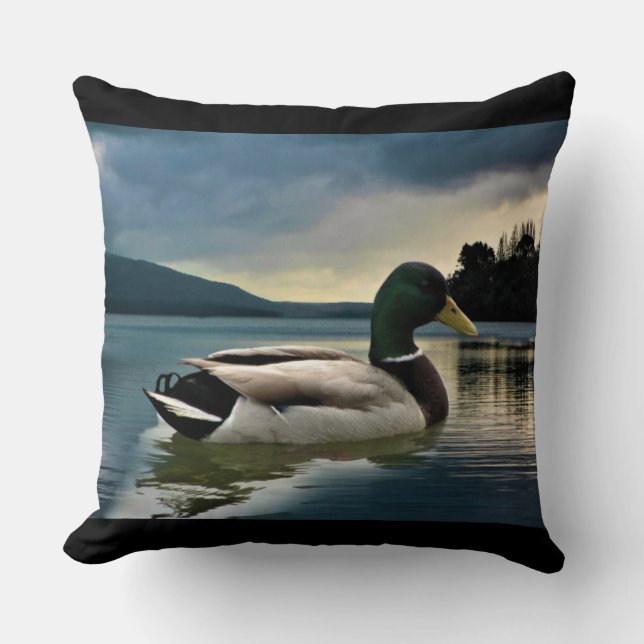 Mallard Duck am Lake Throw Kissen (Vorderseite)
