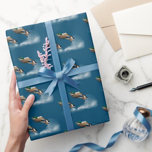 Mallard Duck fliegt über Wasser Geschenkpapier (Schenken)
