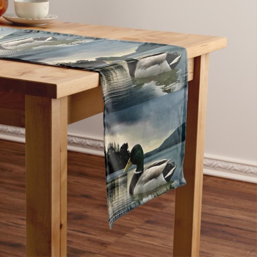 Mallard Duck on The Lake Kurzer Tischläufer (Beispiel)