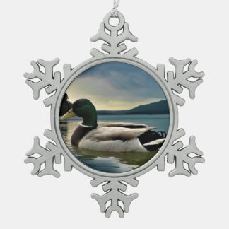Mallard Duck on The Lake Schneeflocken Zinn-Ornament