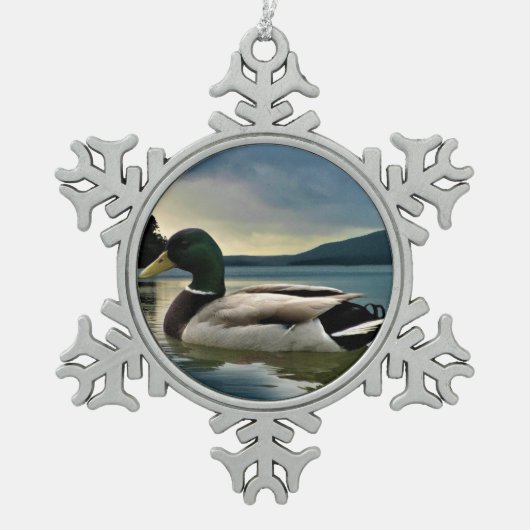 Mallard Duck on The Lake Schneeflocken Zinn-Ornament (Vorderseite)