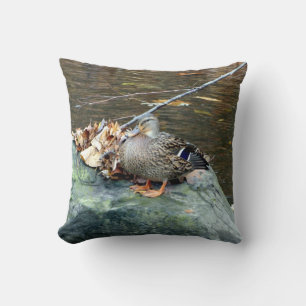 Mallard Duck (weiblich) auf Mossy Rock Pillow Kissen