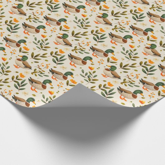 Mallard Encks in einem Waldmuster Geschenkpapier (Ecke)