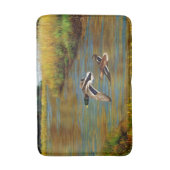 Mallard Enten fliegen über Teich Badematte (Vorderseite Vertikal)