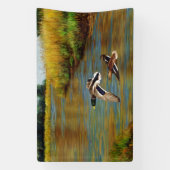 Mallard Enten fliegen über Teich Banner (Vertikal)