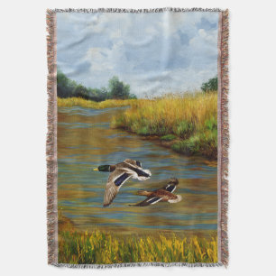 Mallard Enten fliegen über Teich Decke