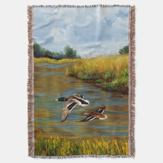Mallard Enten fliegen über Teich Decke (Vorderseite Vertikal)