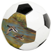 Mallard Enten fliegen über Teich Fußball (Dreiviertel)