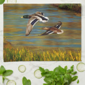 Mallard Enten fliegen über Teich Geschirrtuch (Gefaltet)