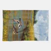 Mallard Enten fliegen über Teich Geschirrtuch (Horizontal)