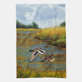 Mallard Enten fliegen über Teich Geschirrtuch (Vertikal)