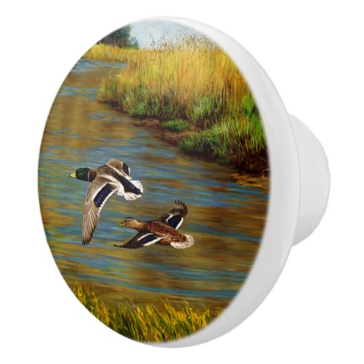 Mallard Enten fliegen über Teich Keramikknauf (Rechts)