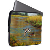 Mallard Enten fliegen über Teich Laptopschutzhülle (Vorne Rechts)
