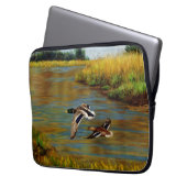 Mallard Enten fliegen über Teich Laptopschutzhülle (Vorderseite Links)