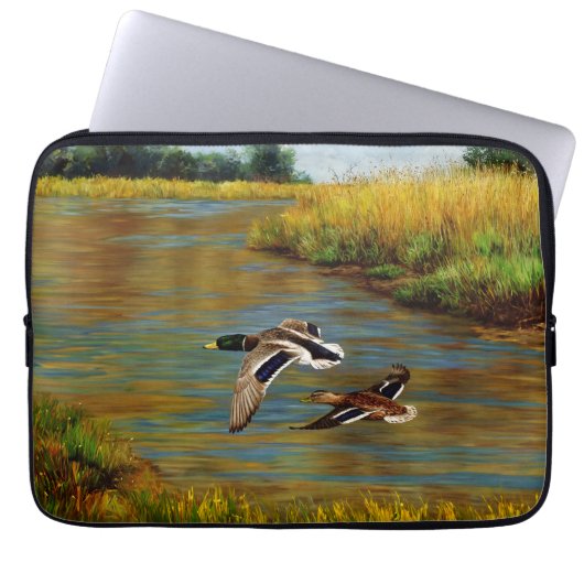 Mallard Enten fliegen über Teich Laptopschutzhülle (Vorderseite)