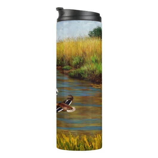 Mallard Enten fliegen über Teich Thermosbecher (Nach rechts gedreht)