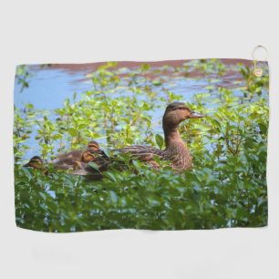 Mallard und Ducklings Swimming by Shirley Taylor Golfhandtuch