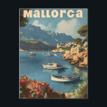 Mallorca Coastal Bliss Vintage Postkarte<br><div class="desc">Mit unserer Vintagen Coastal Bliss Postkarte befördern wir Sie in die sonnenverwöhnten Küsten Mallorcas. Eine malerische Szene entfaltet sich, die den idyllischen Charme der Küste der Insel mit Bootbooten verziert. Tauchen Sie ein in die Ruhe dieses Vintagen Augenblicks, wo sich die Menschen in der Wärme entspannen und Erinnerungen vor dem...</div>